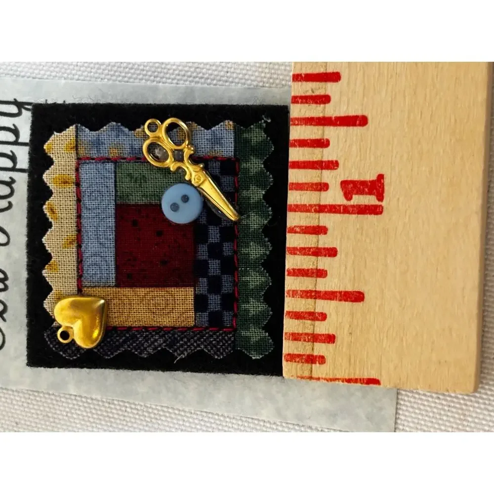 New Quilter Seamstress Dressmaker Charm Brooch Hat Pen quilt block‎ & scissors